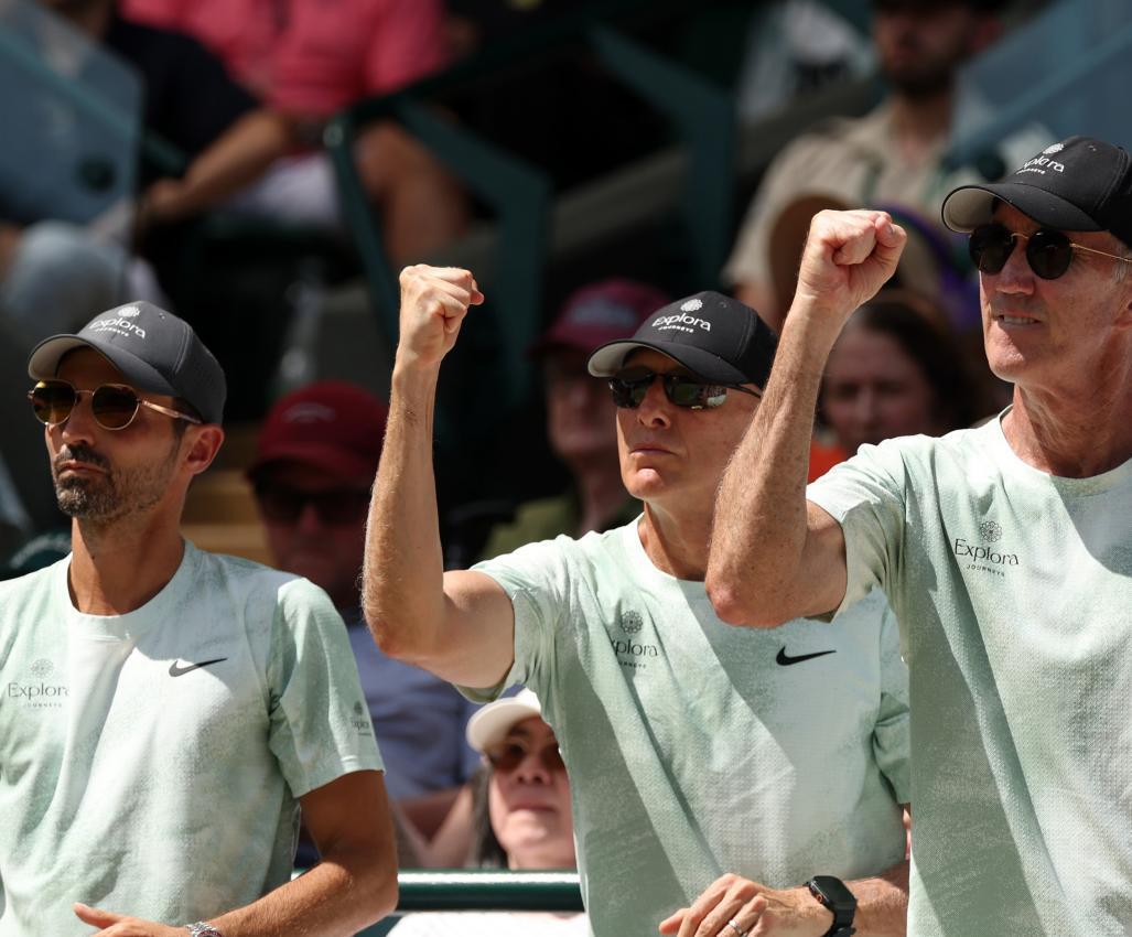 Darren Cahill (rechts) und Co. überzeugen bei Wimbledon mit übereinstimmenden Outfits. © janniksin / Instagram