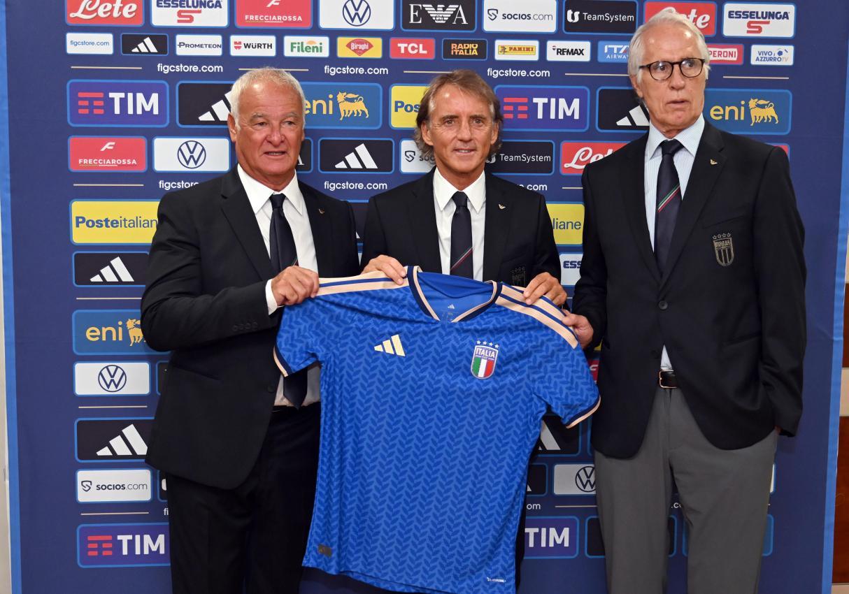 Das neue starke Trio in Italiens Fußball, von links: Claudio Ranieri (technischer Direktor), Roberto Mancini (Trainer) und Giovanni Malagò (FIGC-Präsident). © ANSA / FABIO CIMAGLIA
