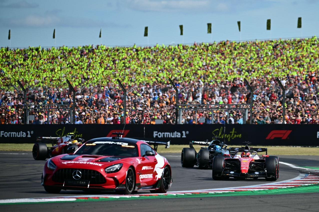 Das Rennen wurde hinter dem Safety-Car beendet. © APA/afp / BEN STANSALL