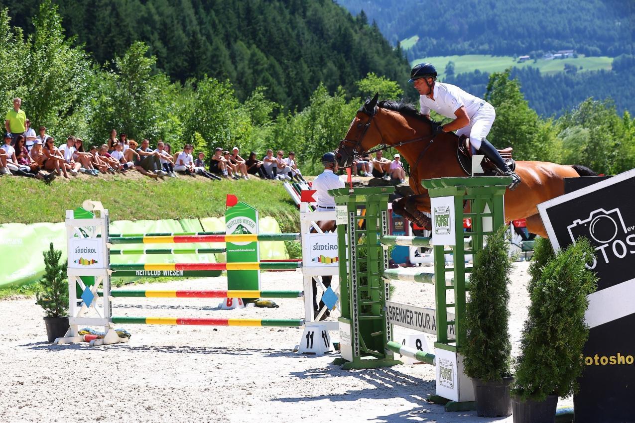 Das Springreitturnier in Wiesen zog viele Zuschauer an.