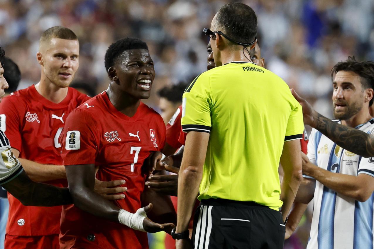 Der Schweizer Breel Embolo sah wegen einer Schwalbe Gelb-Rot. © ANSA / PETER KLAUNZER