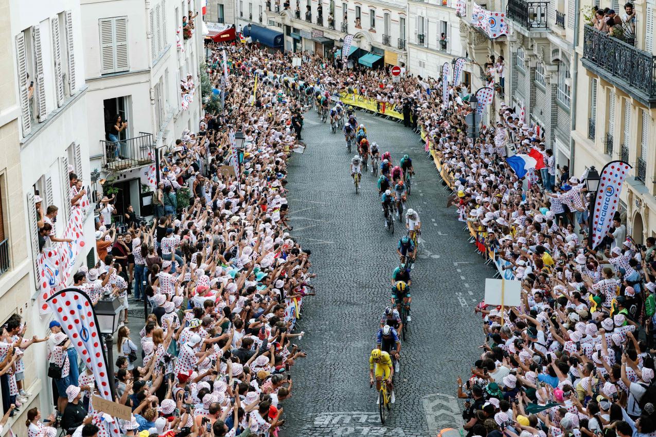 Der Tour-Tross rollte zum Abschluss durch die Straßen von Paris. © APA/afp / GEOFFROY VAN DER HASSELT