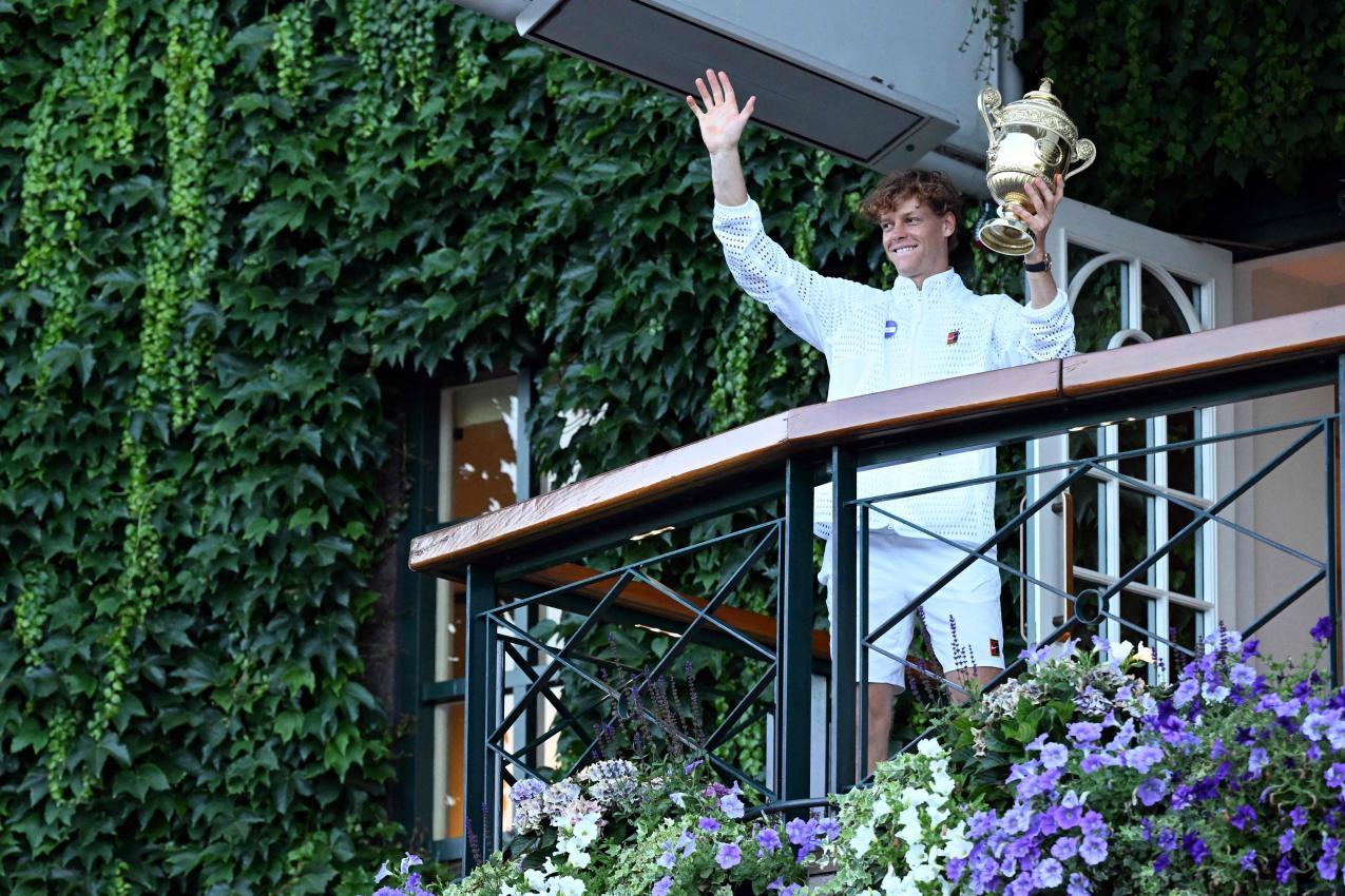 Der Wimbledon-Champion gönnt sich eine kurze Verschnaufpause. © APA/afp / KIRILL KUDRYAVTSEV