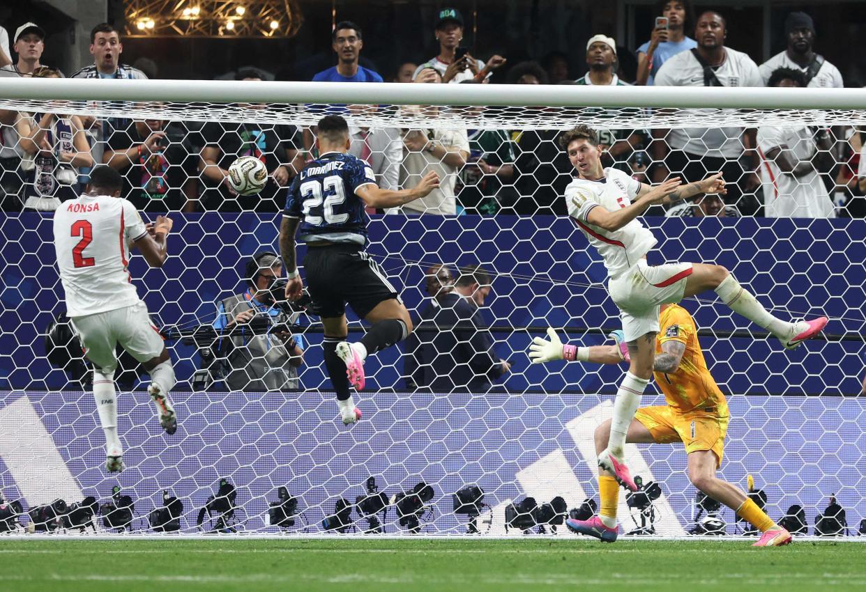 Die entscheidende Szene: Nach einer Flanke von Messi trifft Lautaro Martinez zum 2:1. © APA / RICHARD PELHAM