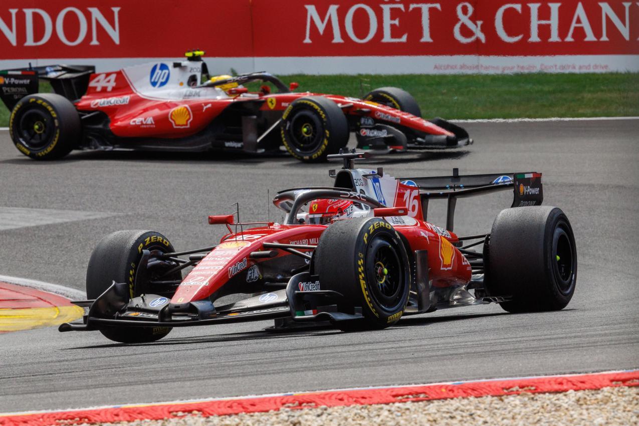 Die Ferrari-Piloten Charles Leclerc (vorne) und Lewis Hamilton (hinten) boten eine starke Leistung, verpassten aber den Sieg. © ANSA / OLIVIER MATTHYS