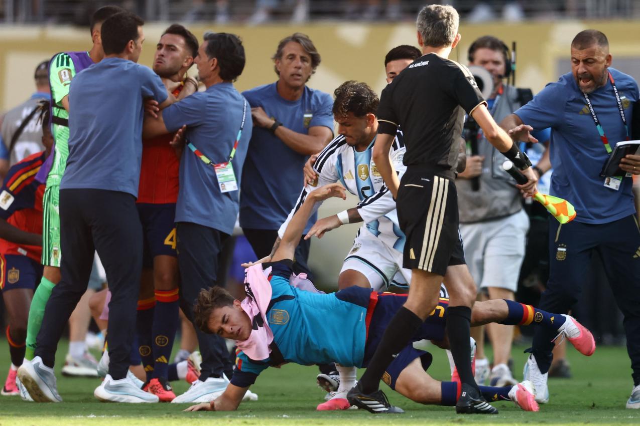 Die FIFA hat Ermittlungen eingeleitet. © APA/afp / CHARLY TRIBALLEAU