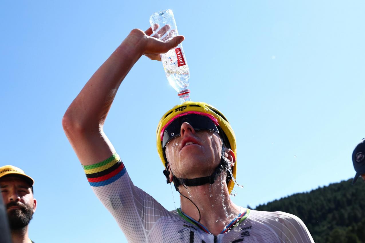 Die Hitze setzte den Fahrern zu. © ANSA / ANNE-CHRISTINE POUJOULAT / POOL