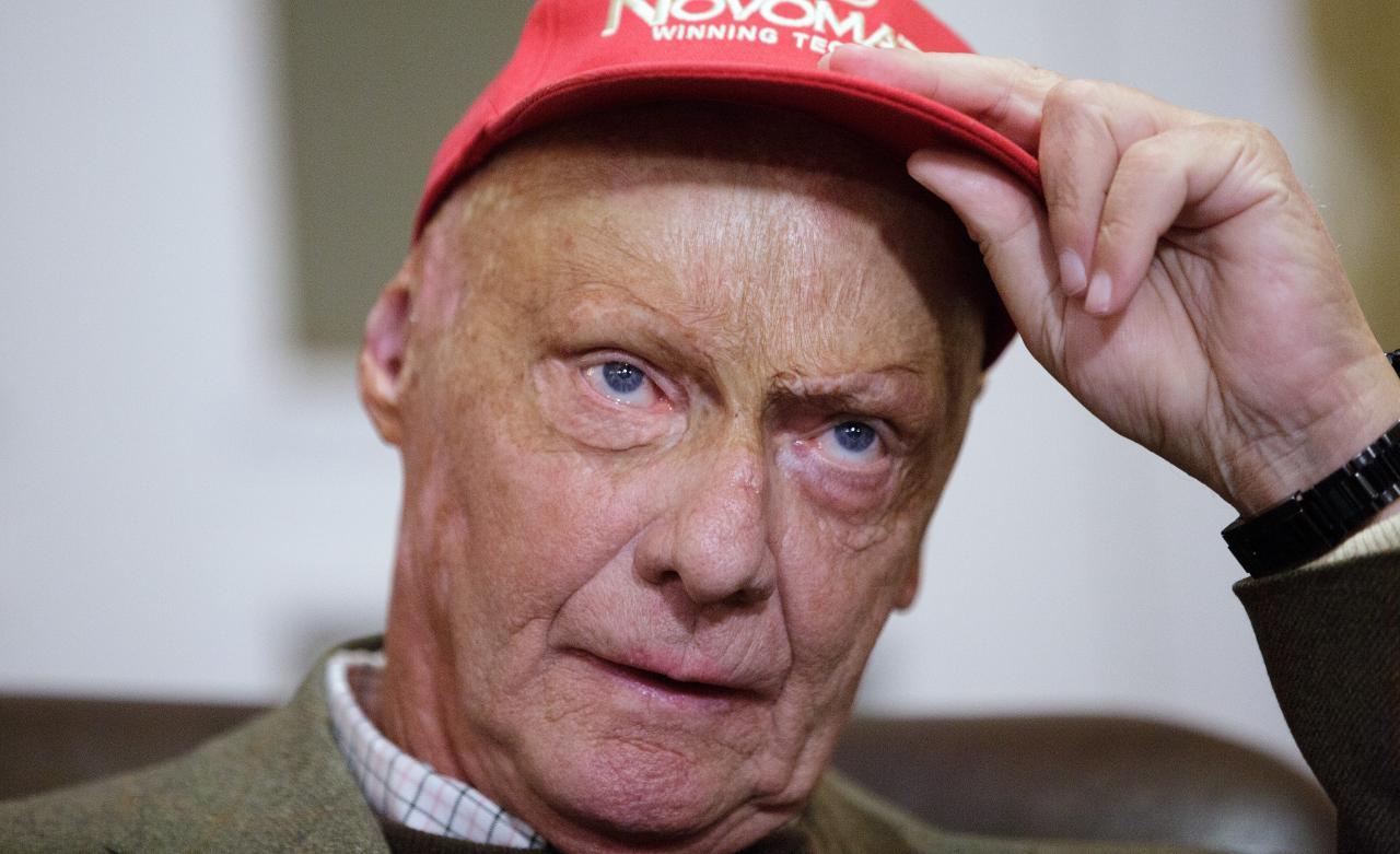 Die rote Kappe war das Markenzeichen von Lauda. © APA/epa / GEORG HOCHMUTH