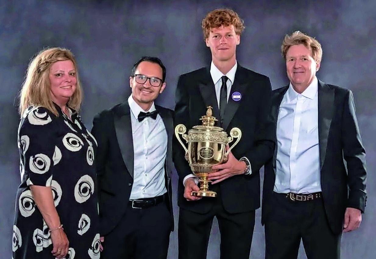 Eine Familie, die zusammenhält:  Siglinde, Mark (Zweiter von links) und Hanspeter Sinner (rechts) freuten sich mit Jannik vergangenes Jahr über den ersten Wimbledon-Triumph. © Instagram/Jannik Sinner