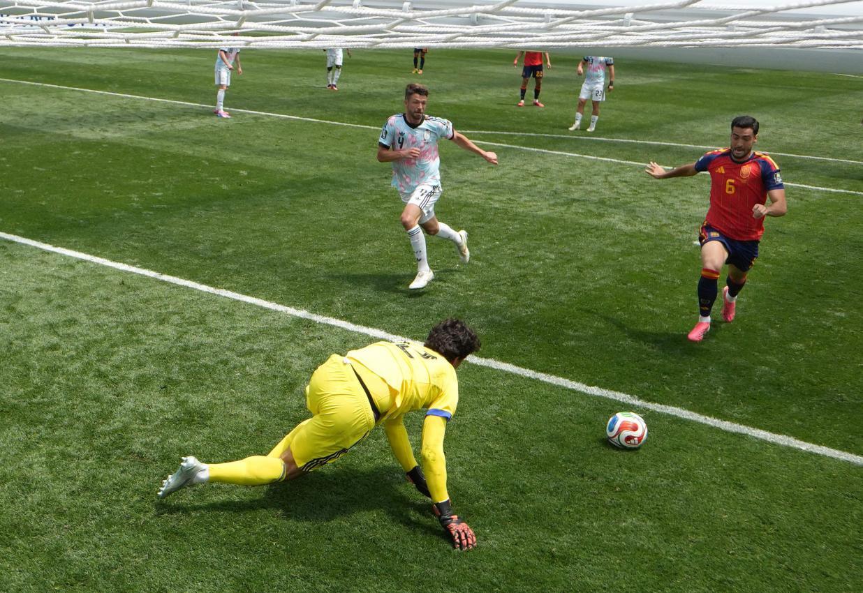 Ersatzgoalie Senne Lammes lässt nach vorne abklatschen – und Merino trifft zum Sieg. © APA / DAVID RAMOS