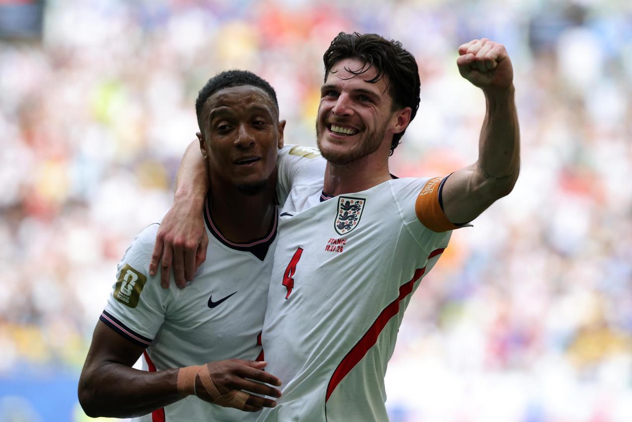 Ezri Konsa und Declan Rice feiern das 2:0. © ANSA / CRISTOBAL HERRERA-ULASHKEVICH