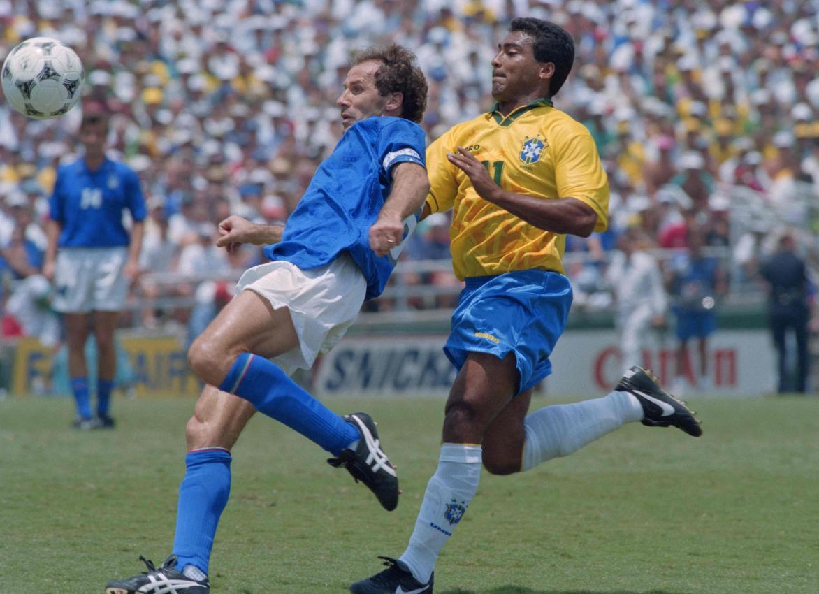 Franco Baresi, hier gegen Brasiliens Romario bei der WM 1994, war einer der besten Verteidiger aller Zeiten. © APA/afp / DANIEL GARCIA