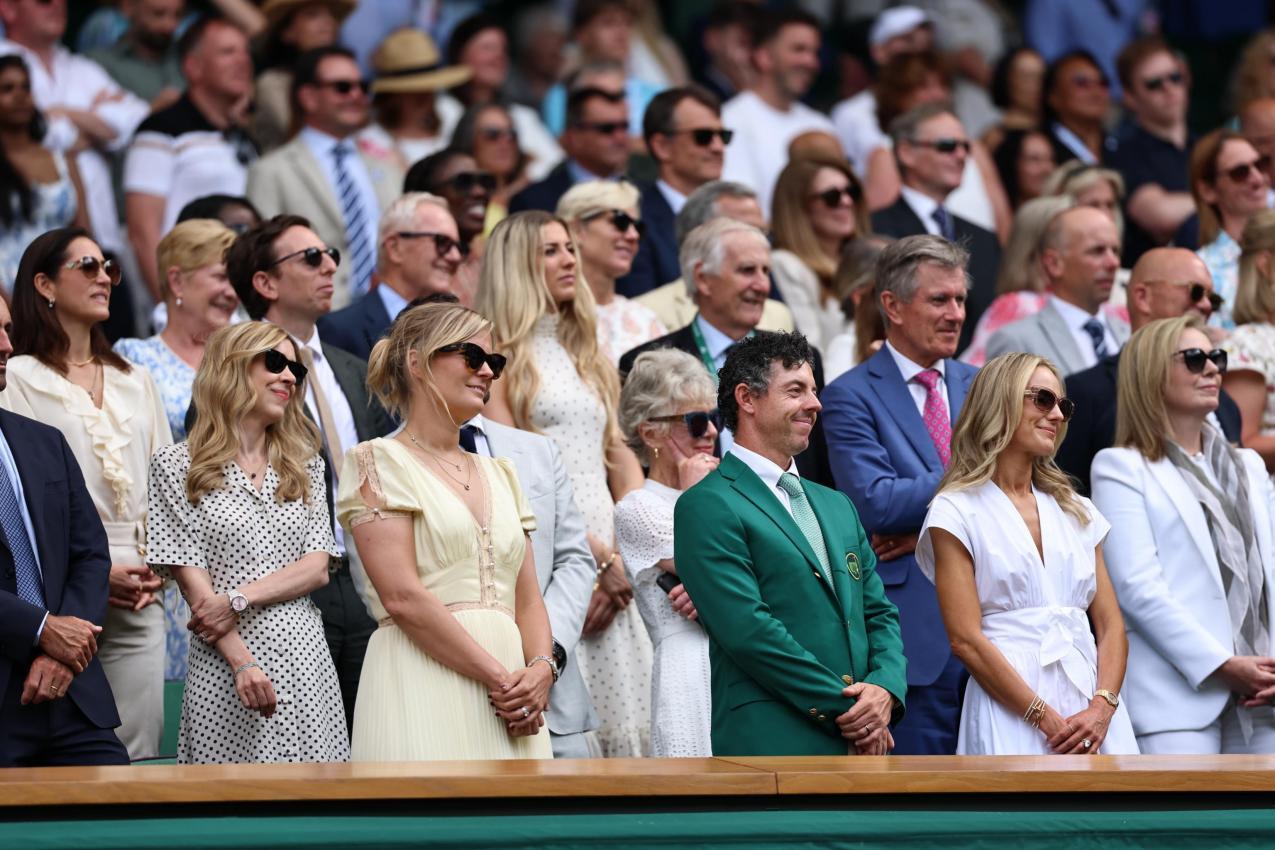 Golf-Superstar Rory McIlroy (in grün) schaute sich das Sinner-Spiel an. © ANSA / NEIL HALL