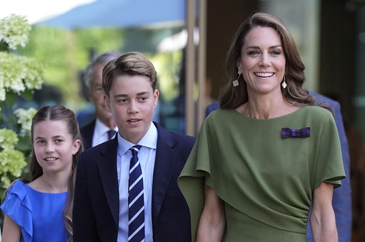 Herzogin Kate mit ihren Kindern George und Charlotte. © APA/afp / ANDREW MATTHEWS
