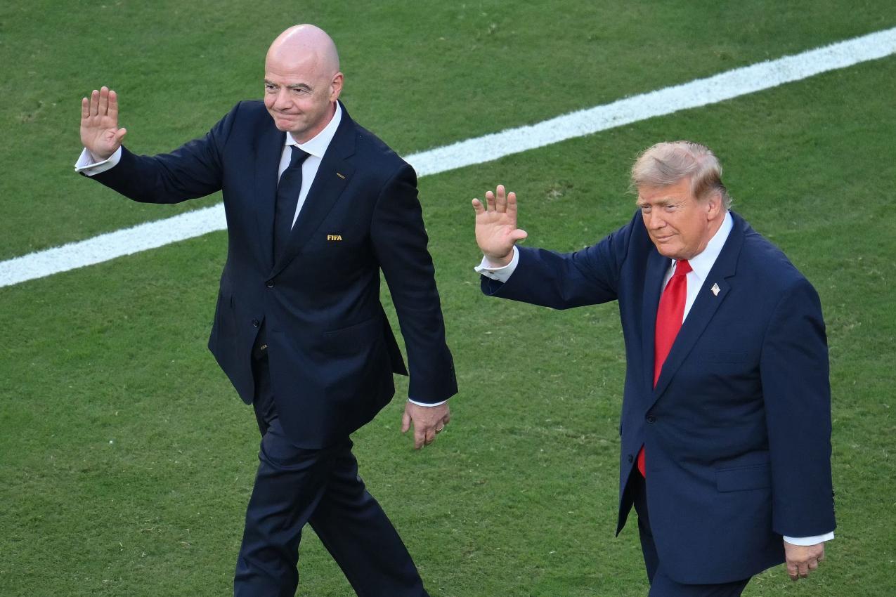 Infantino (links) und Donald Trump machten gemeinsame Sache. © APA/afp / ANGELA WEISS