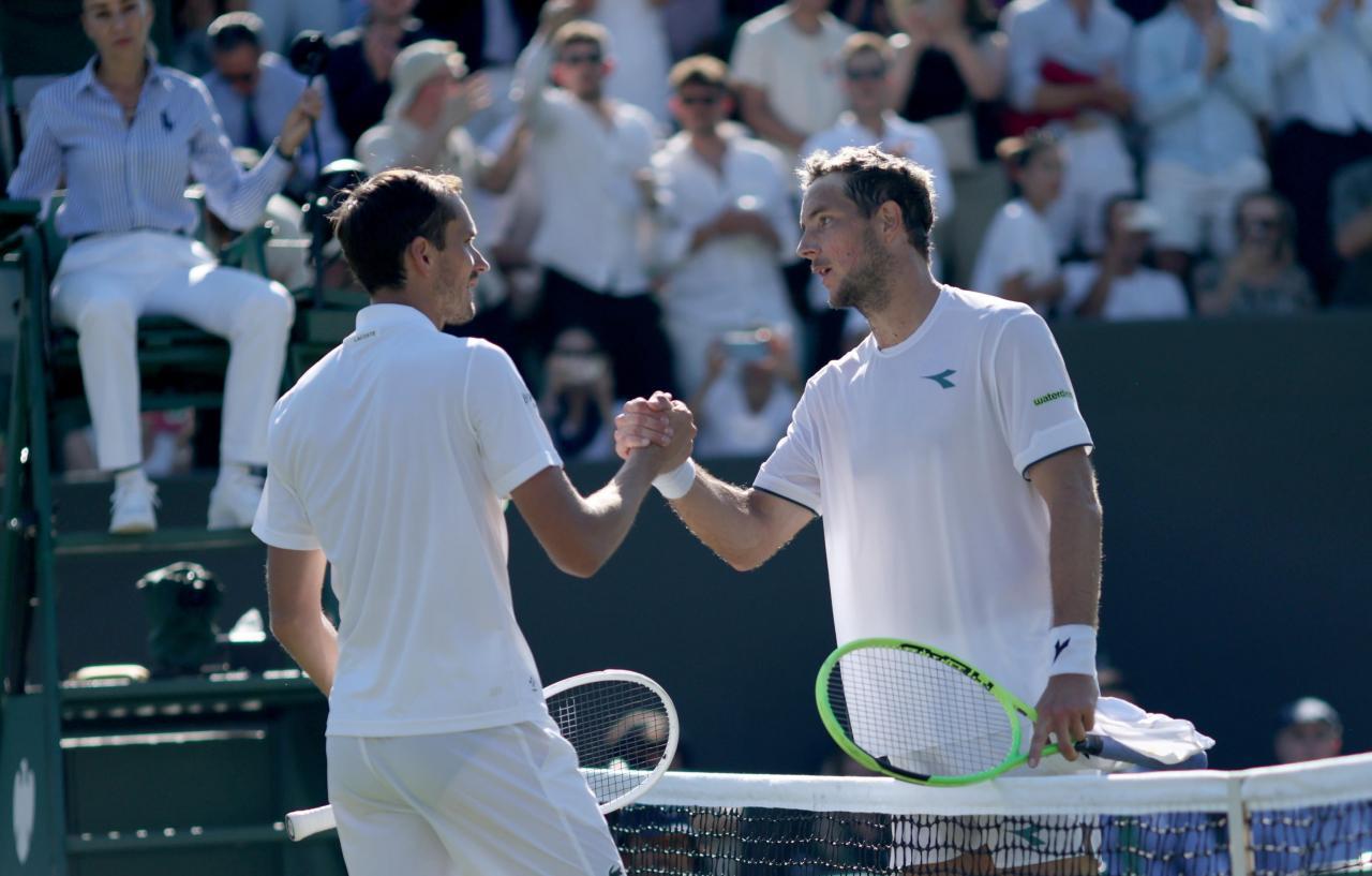 Jan-Lennard Struff (rechts) schlug Daniil Medvedev. © ANSA / ADAM VAUGHAN