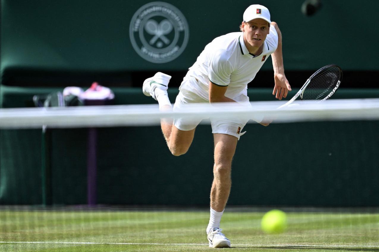 Jannik Sinner hebt ab zum Aufschlag. © APA/afp / KIRILL KUDRYAVTSEV