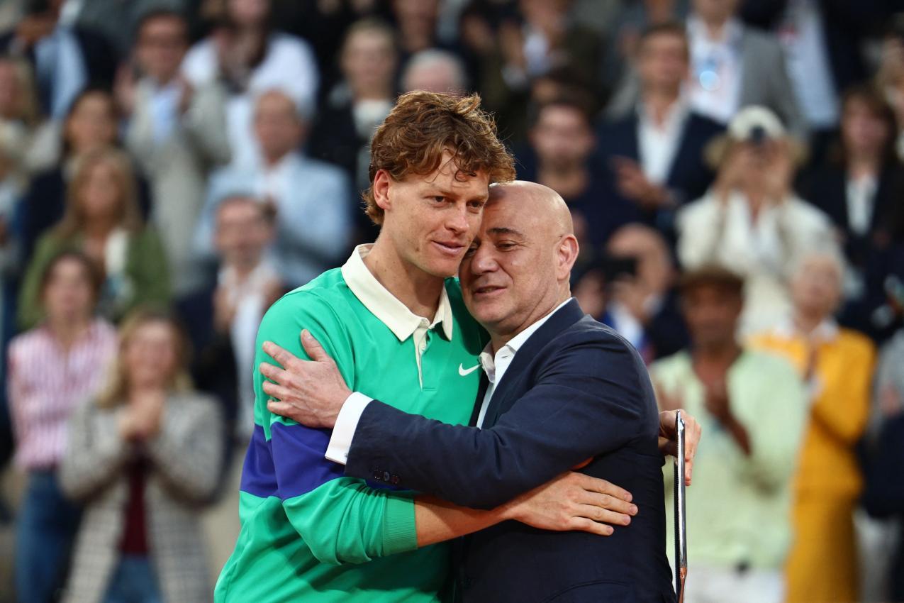 Jannik Sinner (links) kann bald auch Andre Agassi einholen. © AFP / THIBAUD MORITZ
