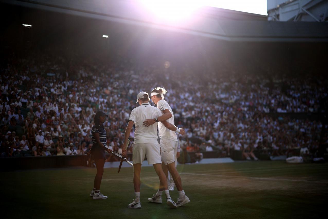 Jannik Sinner und Alexander Zverev boten eine würdige Final-Show. © APA/afp / HENRY NICHOLLS