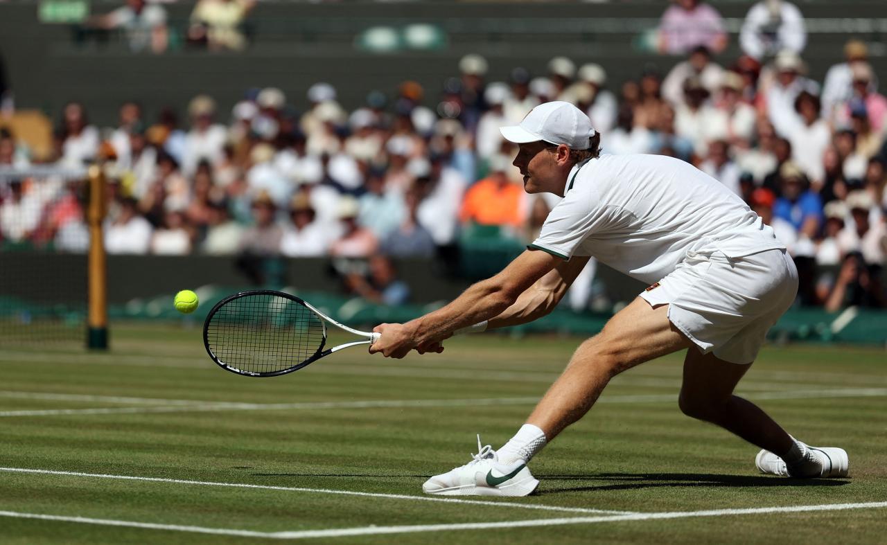 Jannik Sinner wie er leibt und lebt. © APA/afp / ADRIAN DENNIS