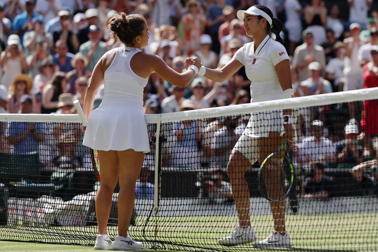 Jasmine Paolini (links) schlug Alexandra Eala. © APA/afp / ADRIAN DENNIS