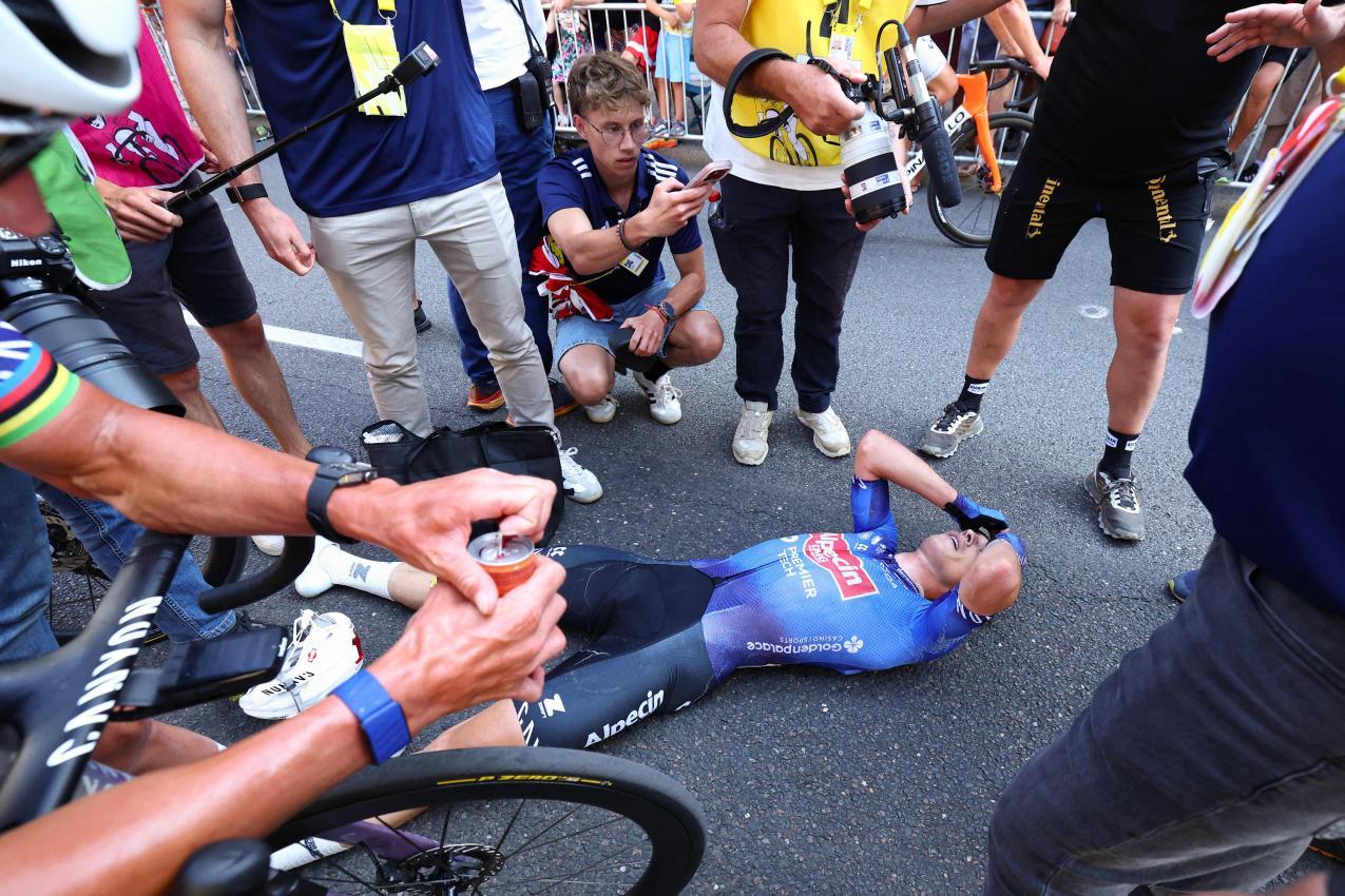 Jasper Philipsen ließ sich zu Boden fallen. © APA/afp / GONZALO FUENTES