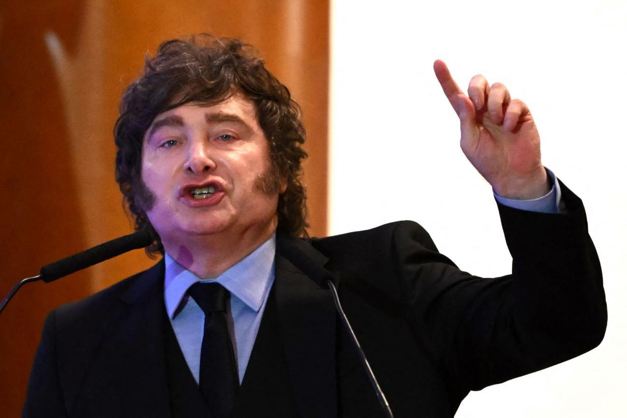 Javier Milei wird nicht zum WM-Finale reisen. © APA/afp / LUIS ROBAYO