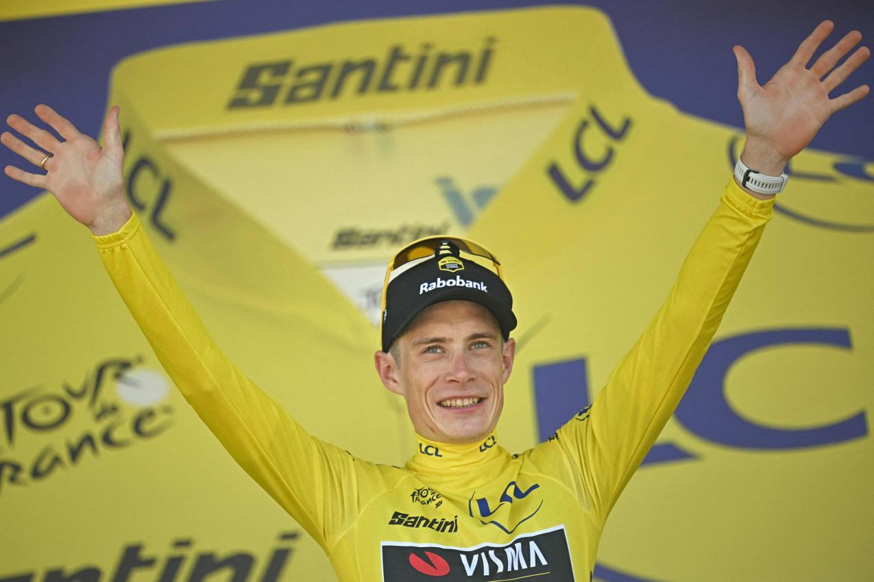 Jonas Vingegaard führt aktuell die Tour de France an. © APA/afp / LOIC VENANCE