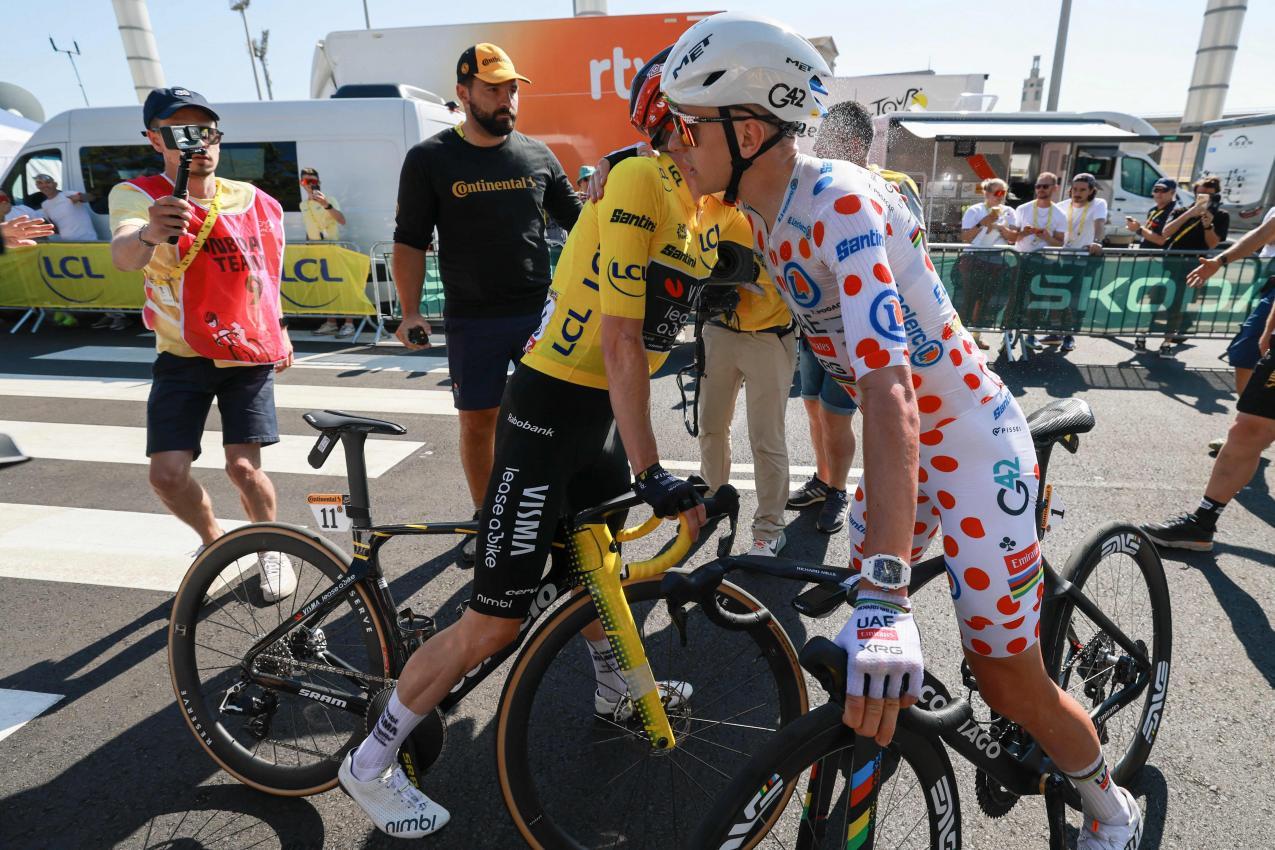 Jonas Vingegaard und Tadej Pogacar gratulierten sich gegenseitig nach der Etappe. © APA/afp / STEPHANIE LECOCQ