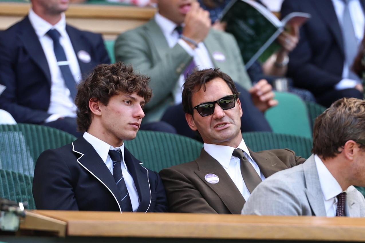 Kimi Antonelli (à gauche) dans la loge royale, à côté de la légende du tennis Roger Federer. © ANSA / NEIL HALL