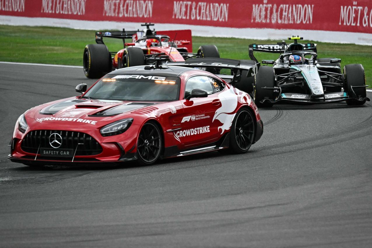 Kimi Antonelli und Charles Leclerc hinter dem Safety Car. © APA/afp / ANDREJ ISAKOVIC