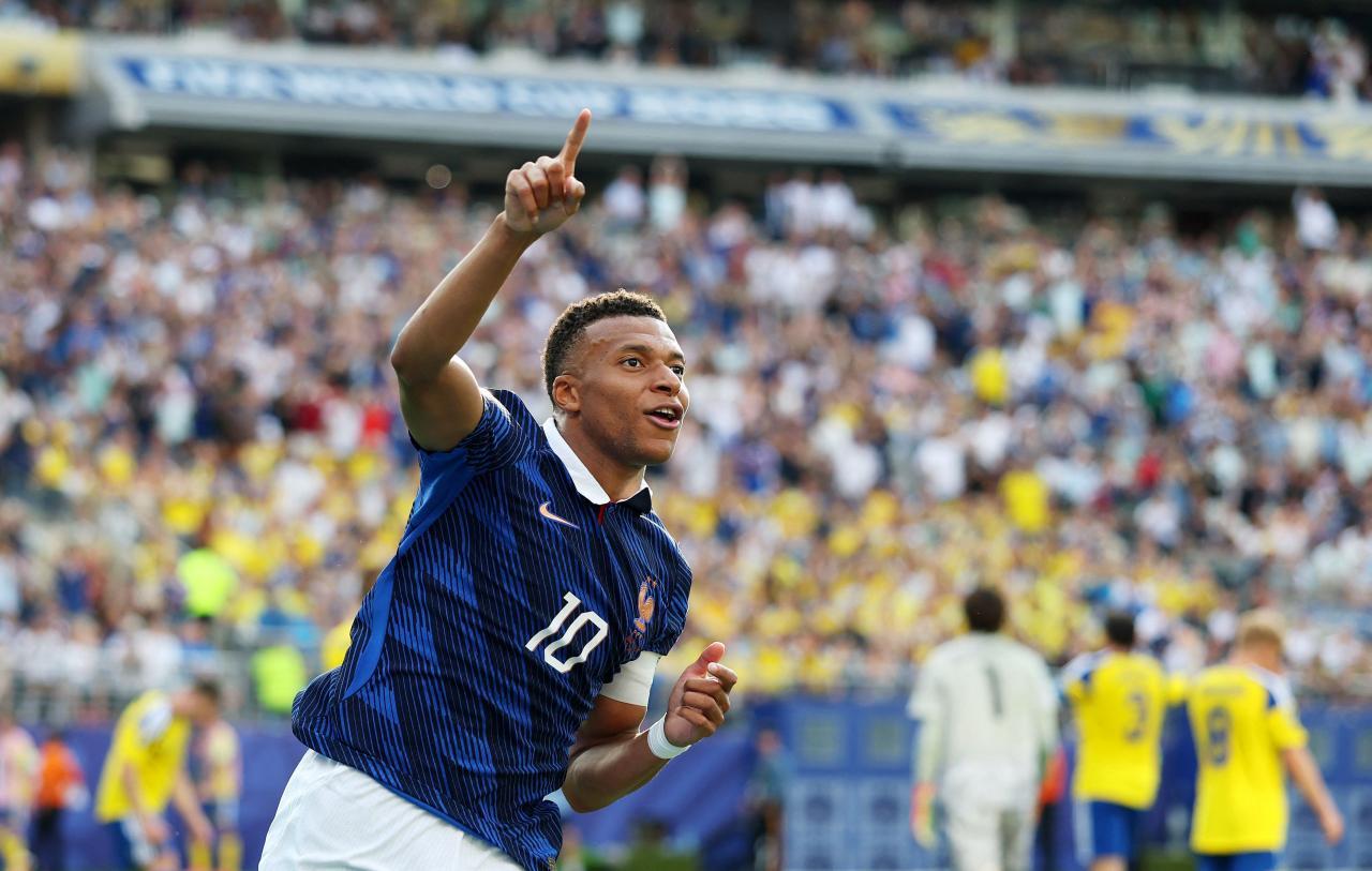 Kylian Mbappe ließ sich feiern. © APA / AL BELLO