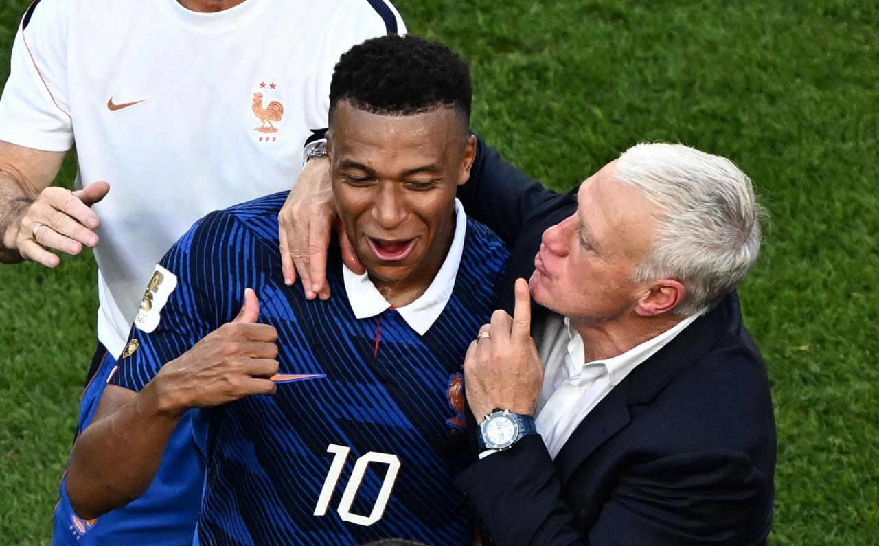 Kylian Mbappé (links) und Frankreichs Nationaltrainer Didier Deschamps. © APA/afp / JEWEL SAMAD