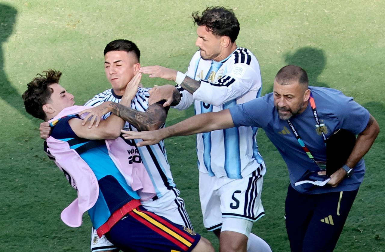 Leandro Paredes (rechts) brannten nach dem Spiel die Sicherungen durch. © ANSA / RONALD WITTEK