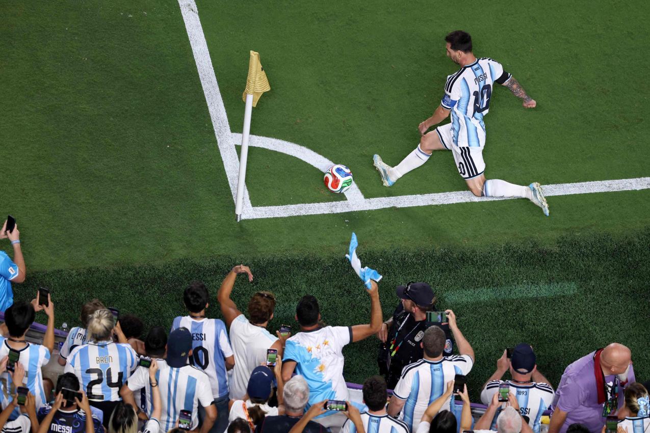 Lionel Messi bereitete das 1:0 per Ecke vor. © APA / LUKE HALES