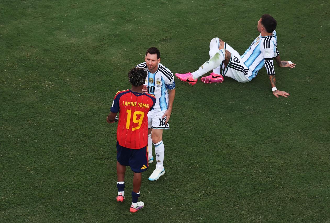 Lionel Messi gratulierte Lamine Yamal fair. © APA / AL BELLO