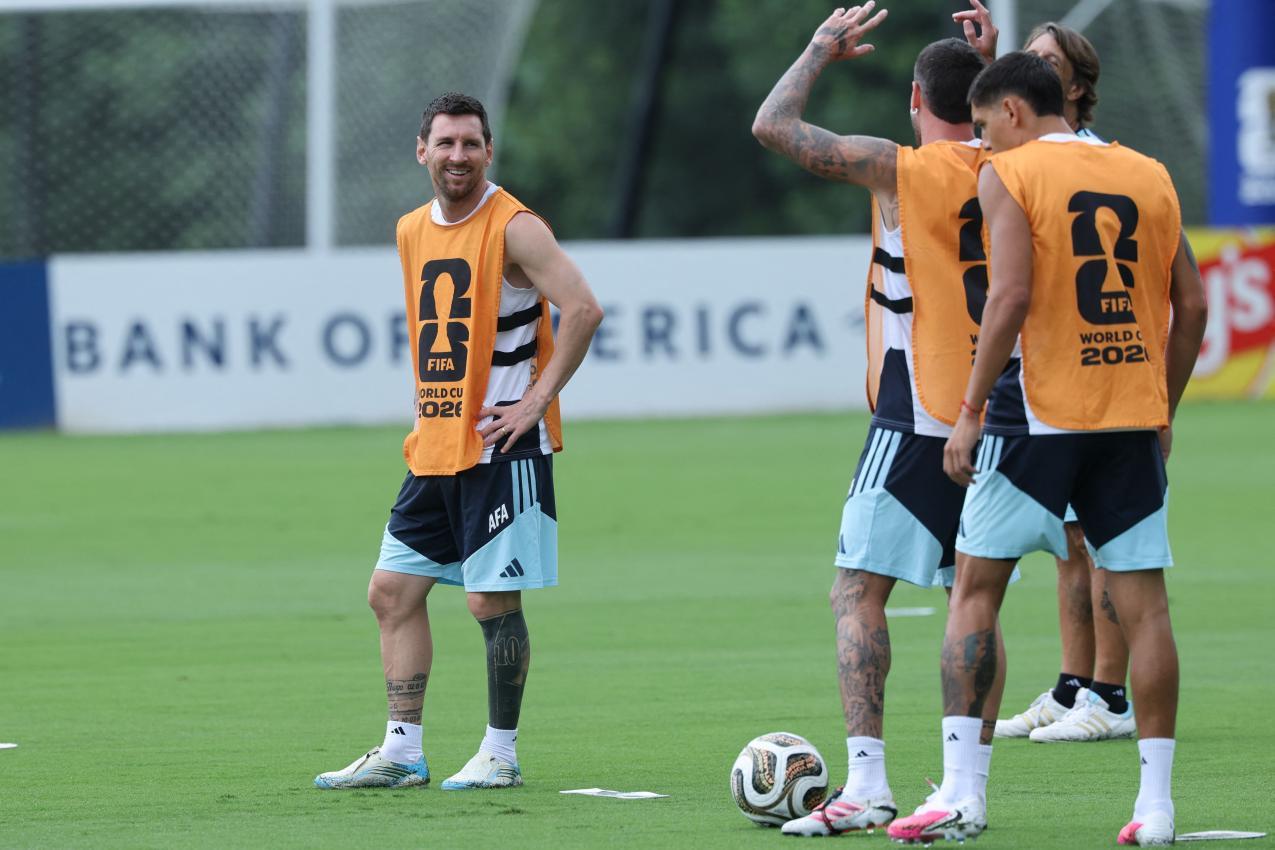 Lionel Messi ist bei Argentinien der unumstrittene Anführer. © APA/afp / THOMAS COEX
