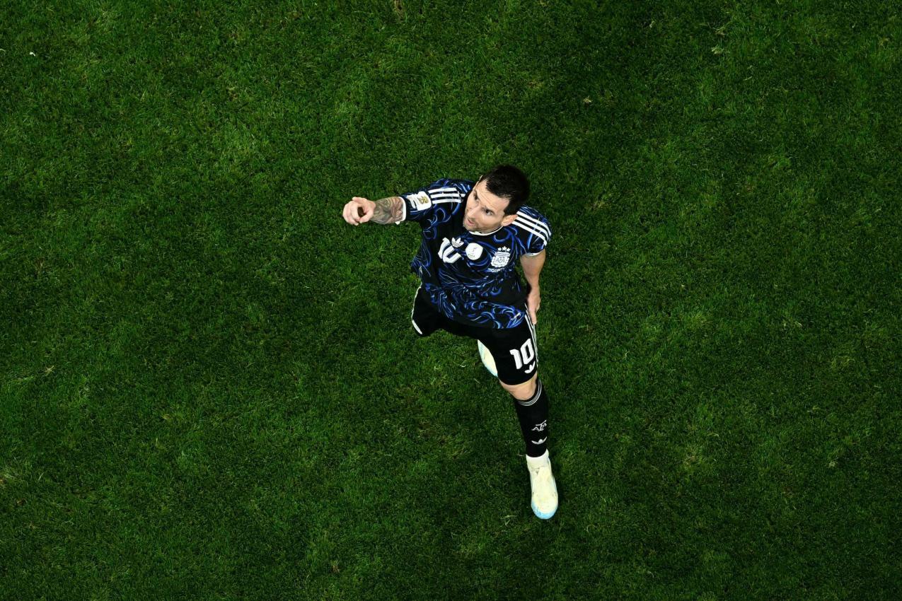 Lionel Messi scheint nach den Sternen zu greifen. © ANSA / JEWEL SAMAD