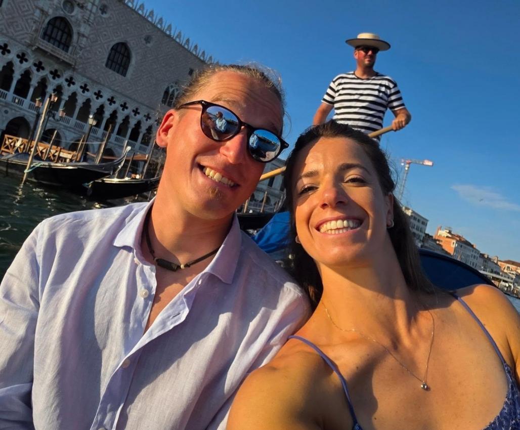 Marta Bassino turtelte mit Freund Luca auf einer der berühmten Gondeln. © instagram