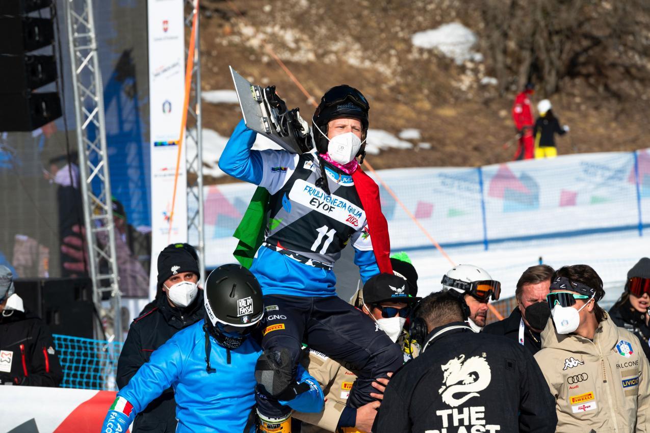 Nach seinem Weltcupsieg wurde der Passeirer von den Teamkollegen gefeiert. © Miha Matavz Photography / Miha Matavz