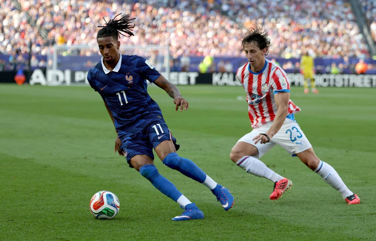 Paraguays Matias Galarza (rechts) sorgte immer wieder für Provokationen und Fouls. © ANSA / SARAH YENESEL