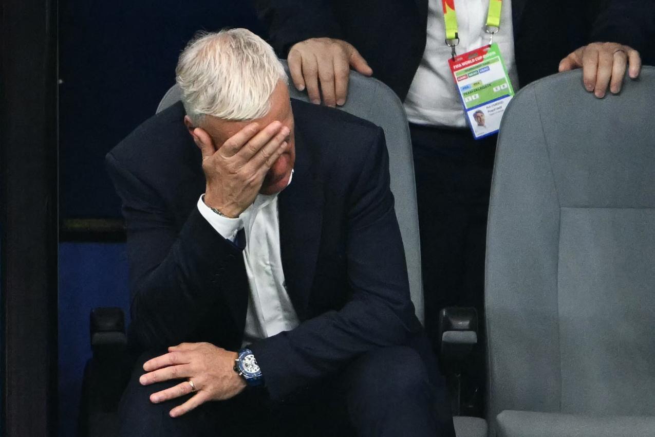 Pure Enttäuschung: Nach dem Schlusspfiff wirkte Deschamps wie versteinert. © APA/afp / RONALDO SCHEMIDT