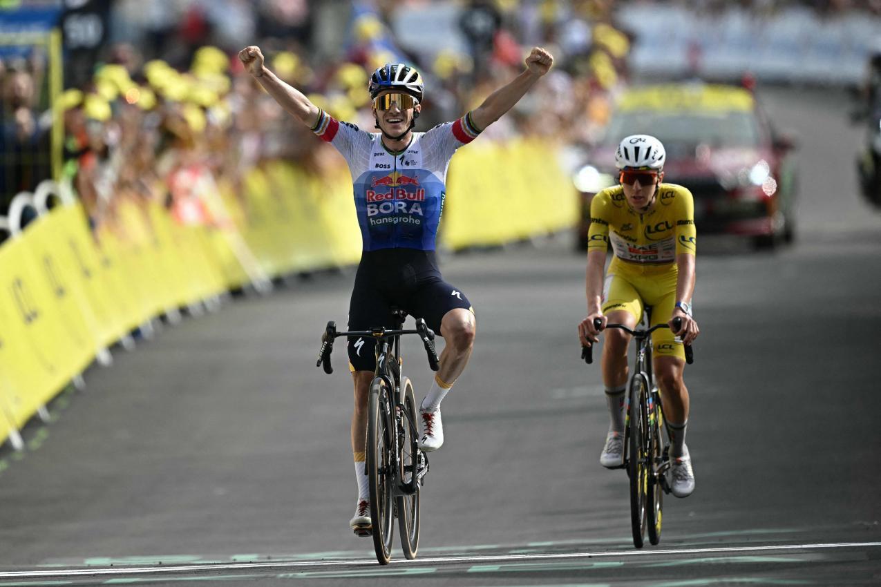 Remco Evenepoel gewann vor Tour-Leader Tadej Pogacar. © APA/afp / LOIC VENANCE