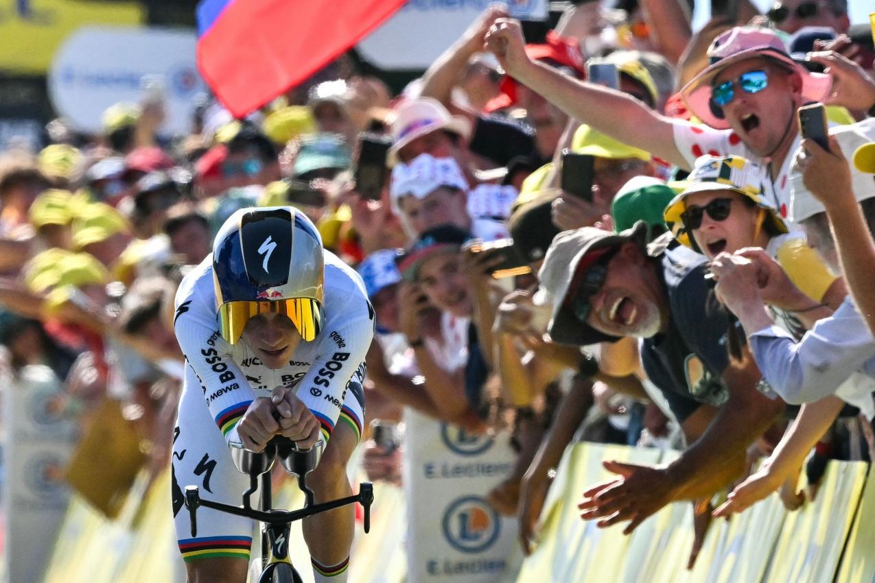 Remco Evenepoel holte sich wie erwartet den Sieg im Zeitfahren. © APA/afp / JEFF PACHOUD