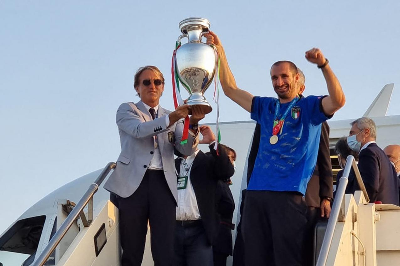 Roberto Mancini (links) wurde 2021 mit Italien Europameister, verpasste anschließend aber die Quali für die WM 2022. © APA/afp / -
