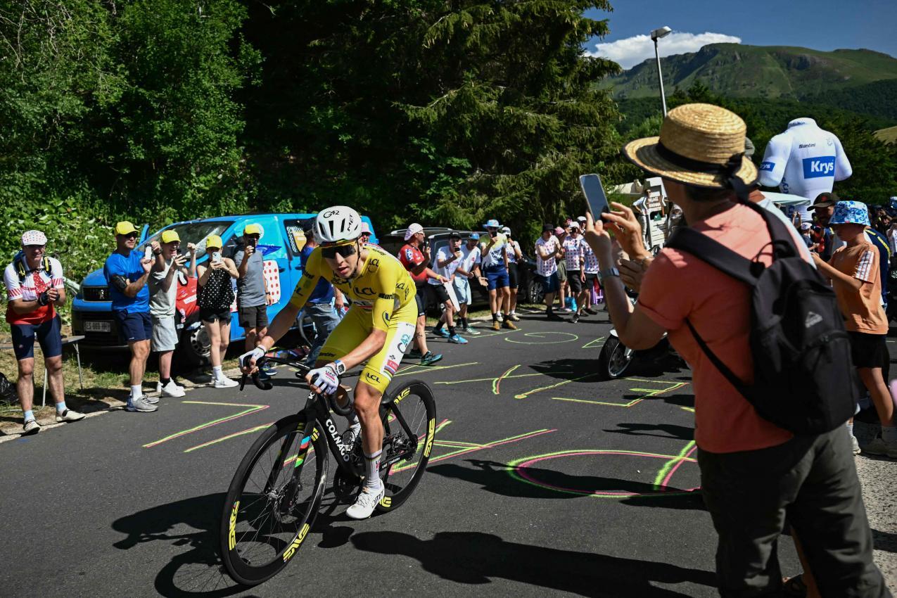 Rund 15 Kilometer vor dem Ziel setzte sich Pogacar von der Konkurrenz ab. © APA/afp / LOIC VENANCE