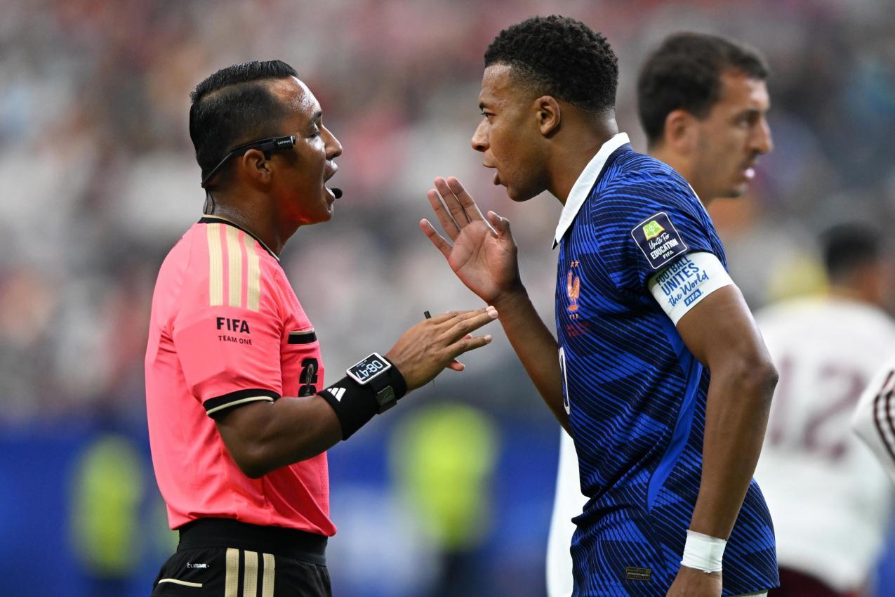Schiedsrichter Ivan Barton und Frankreichs Superstar Kylian Mbappe. © ANSA / ALBERT PENA