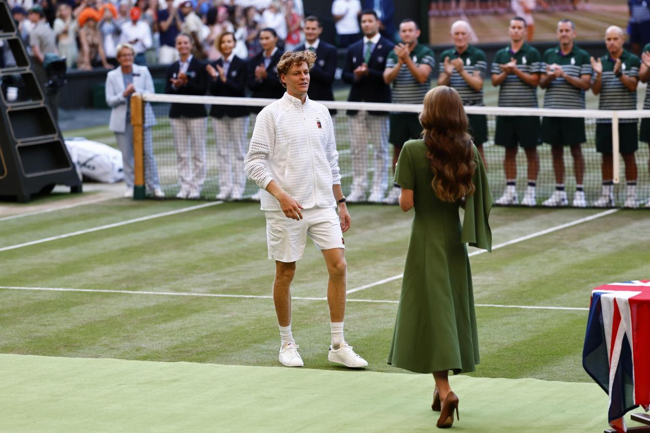 Sinner bekommt von Prinzessin Kate die Wimbledon-Trophäe überreicht. © ANSA / TOLGA AKMEN
