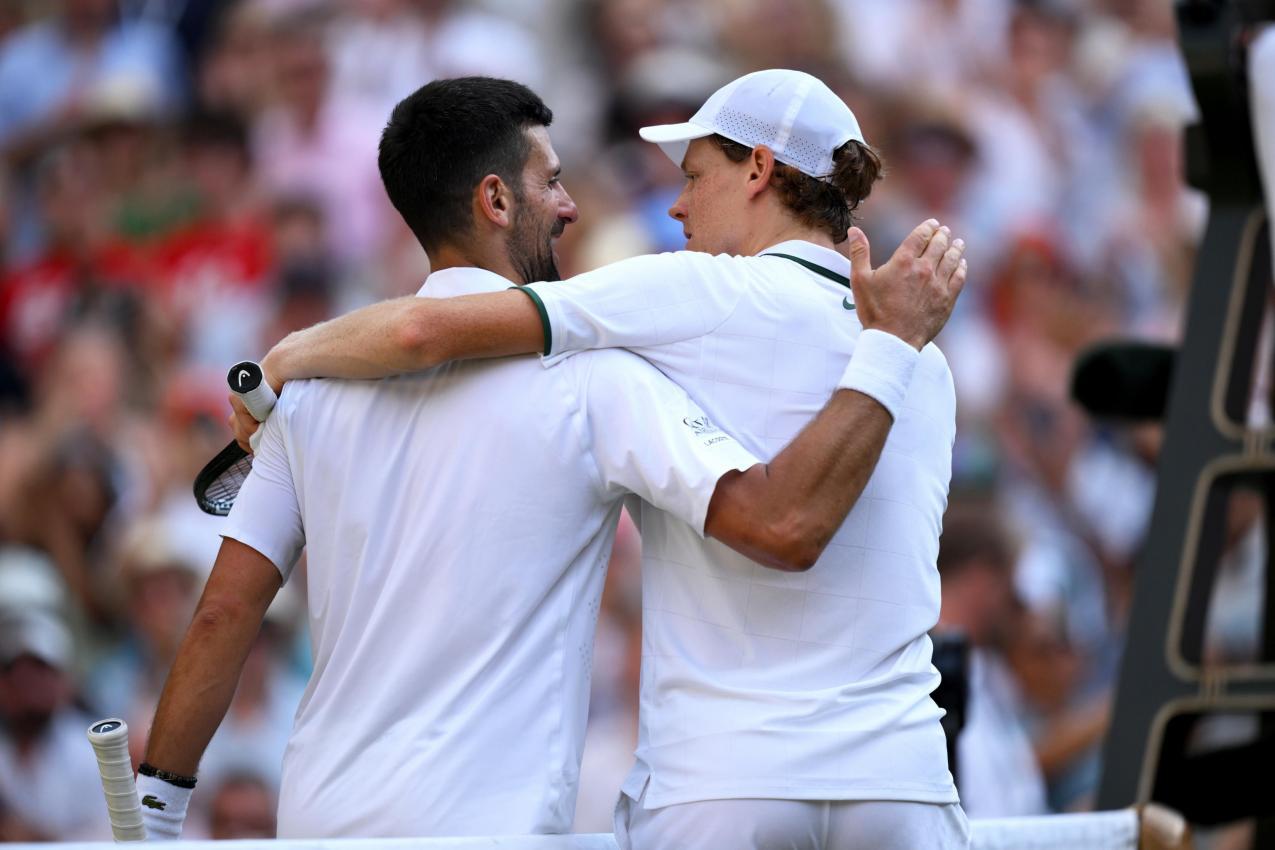 Sinner herzt seinen Gegner Novak Djokovic. © ANSA / DANIEL HAMBURY