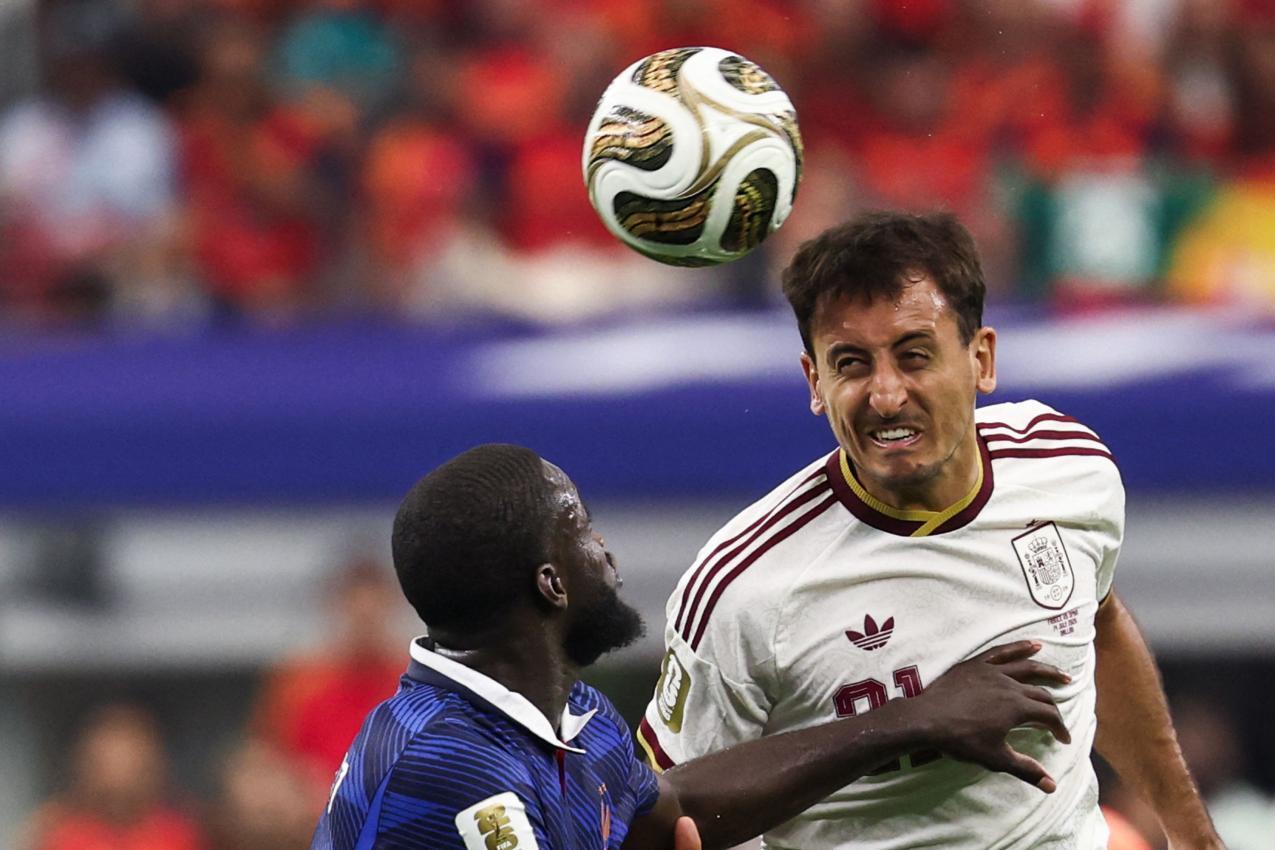 Spaniens Mikel Oyarzabal (rechts) hat bereits fünf Mal ins Schwarze getroffen. © APA/afp / FRANCK FIFE